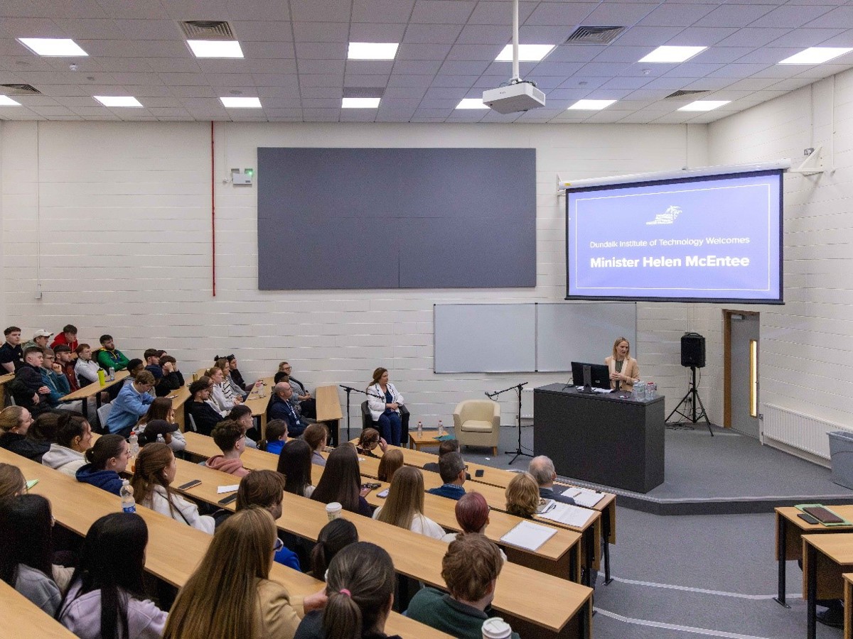 Minister McEntee talking to students at Dundalk Institute of Technology. 