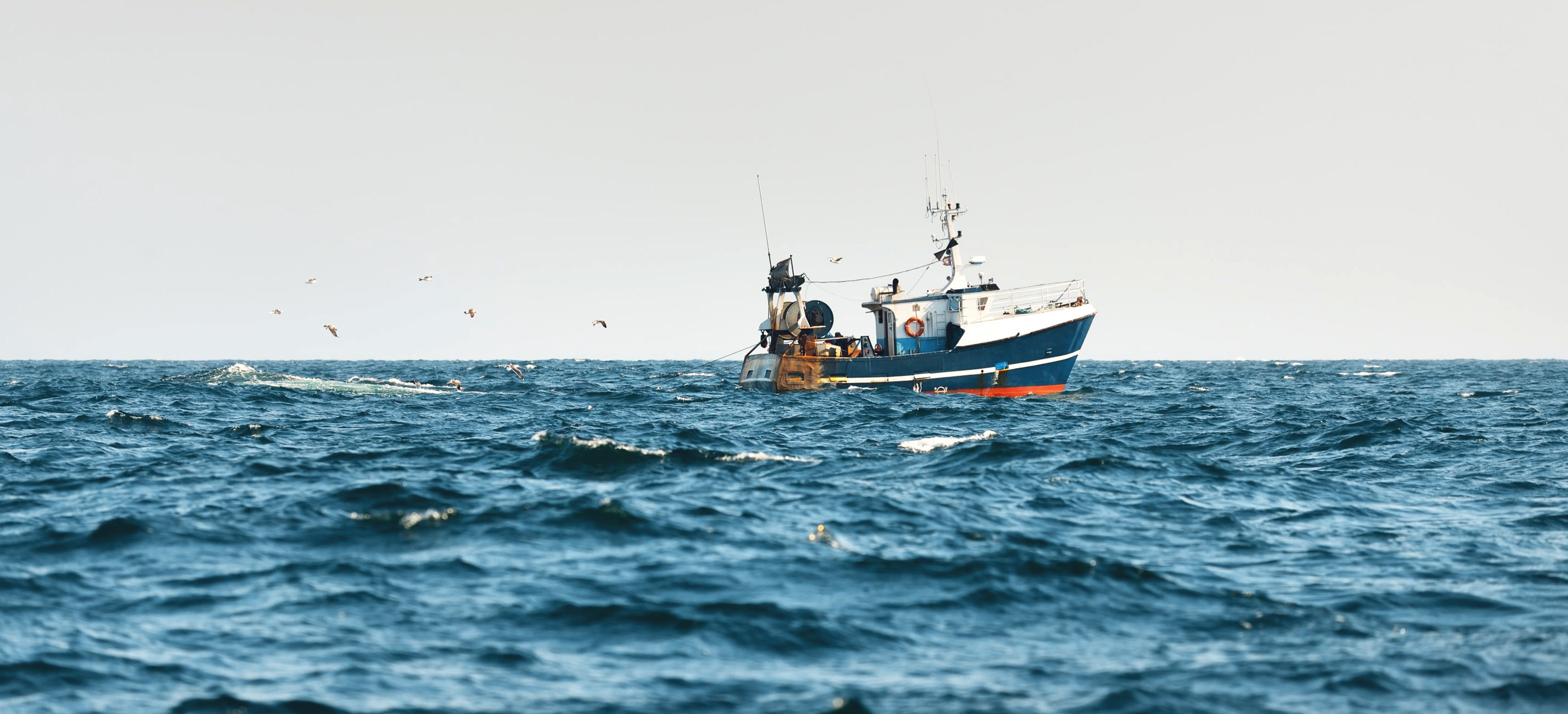 Petit bateau de pêche naviguant en pleine mer Méditerranée