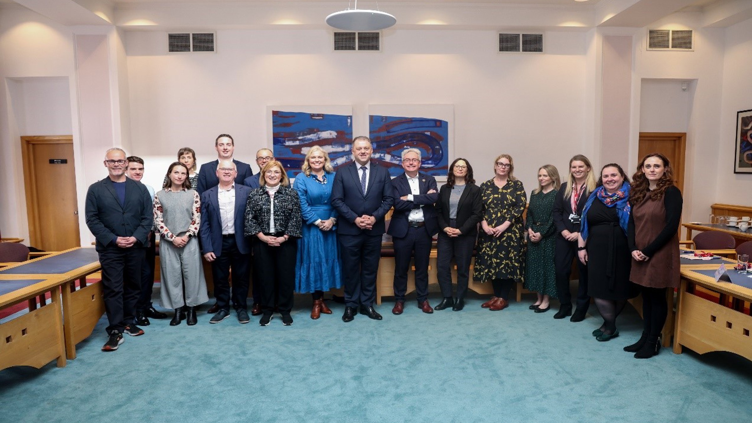 An tAire Byrne ag bualadh le hoifigeach ó Ghluaiseacht na hEorpa, Éire.