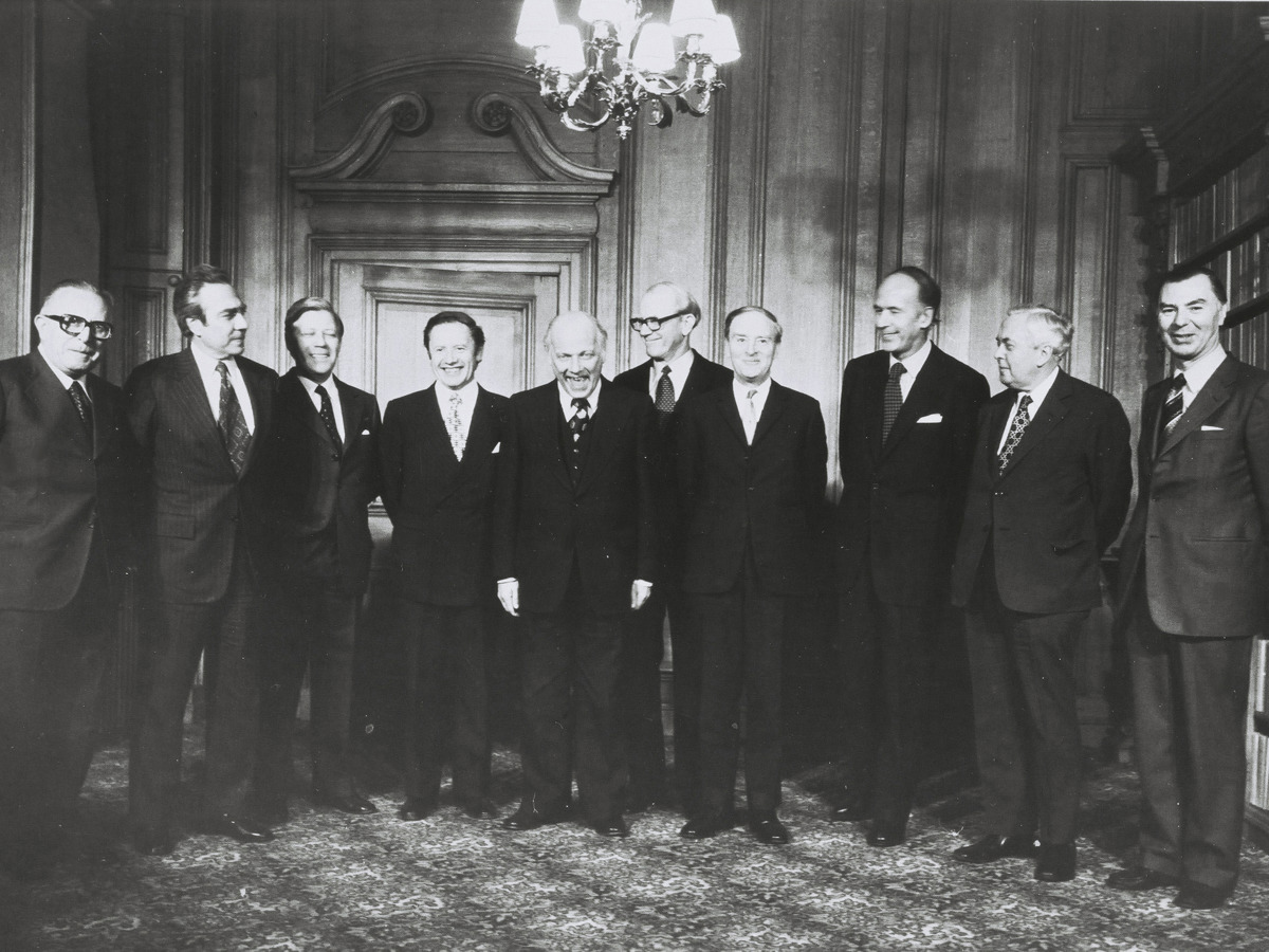 Photo of European political leaders in an ornate room with bookshelves to the right