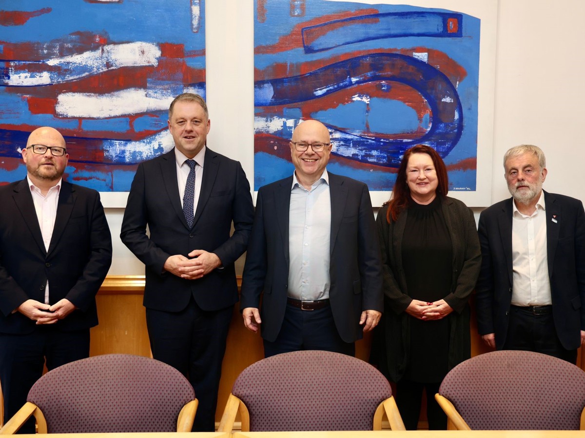 Minister Byrne poses for a photograph with officials from the Irish Congress of Trade Unions.