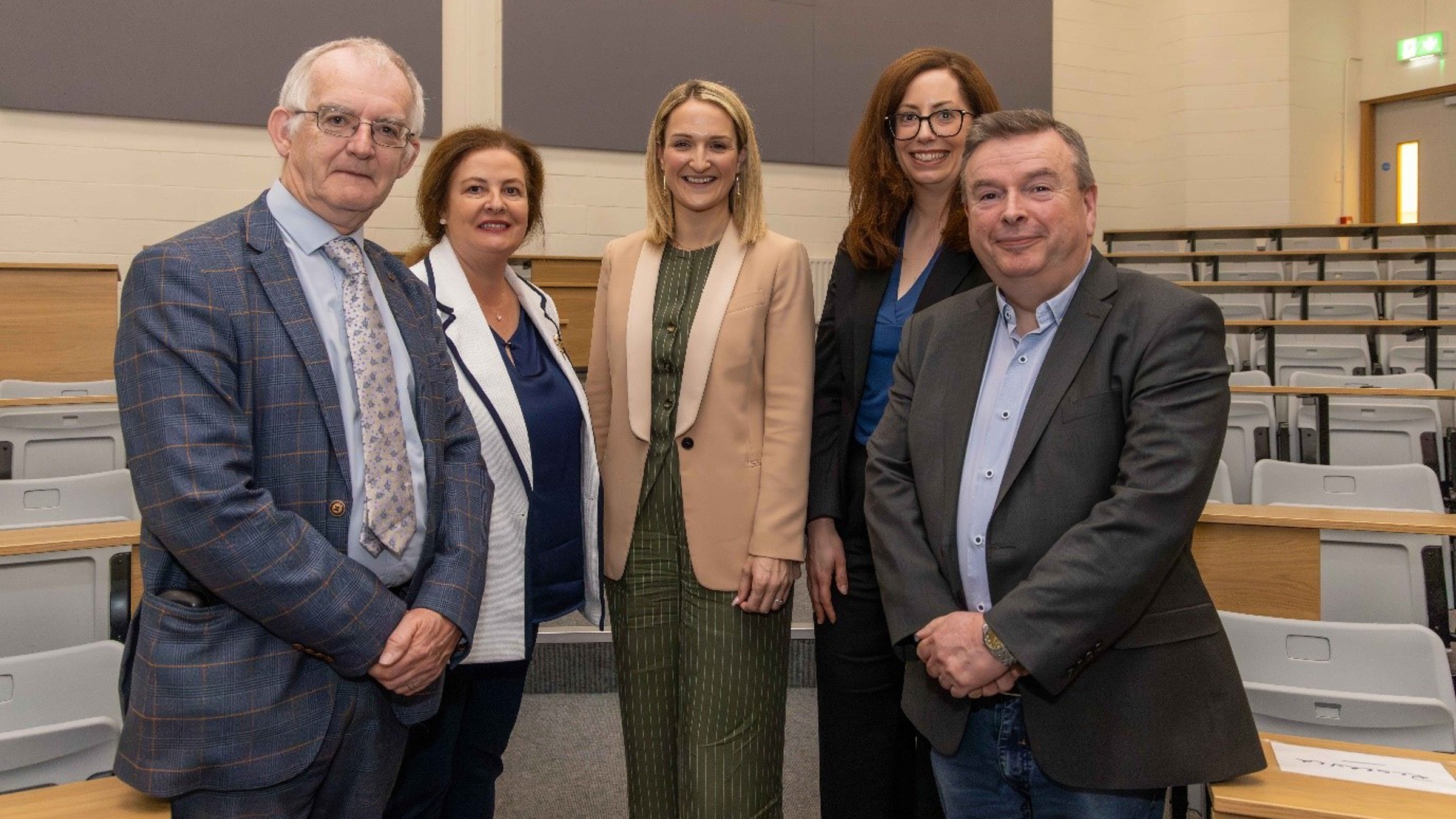 An tAire McEntee ag bualadh le hoifigigh ó DKIT.