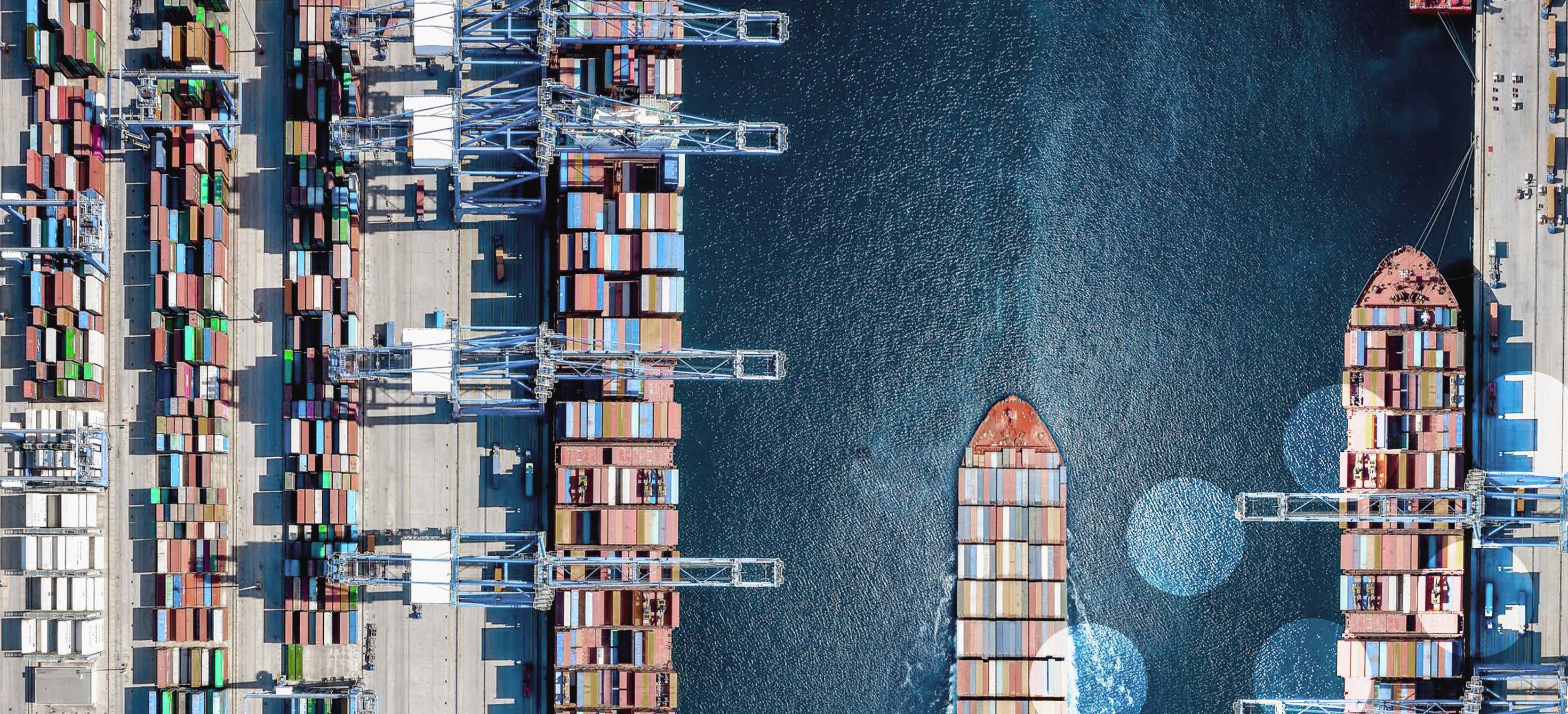 Vue aérienne d'un grand terminal de navires porte-conteneurs avec activité de chargement et trafic maritime